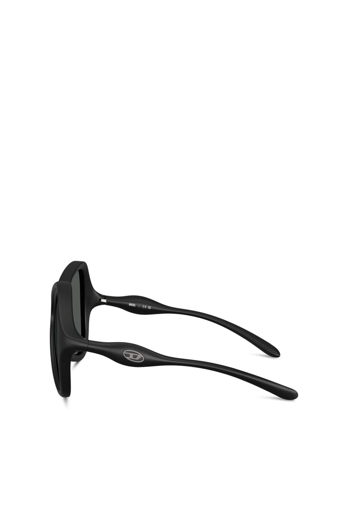 Cat-eye style sunglasses