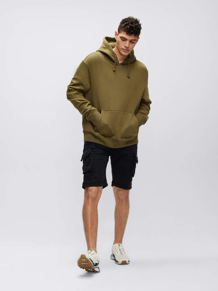 Alpha Industries Crew Short Gen I, Black Cargo Shorts, Olive Green Hoodie, White Sneakers.