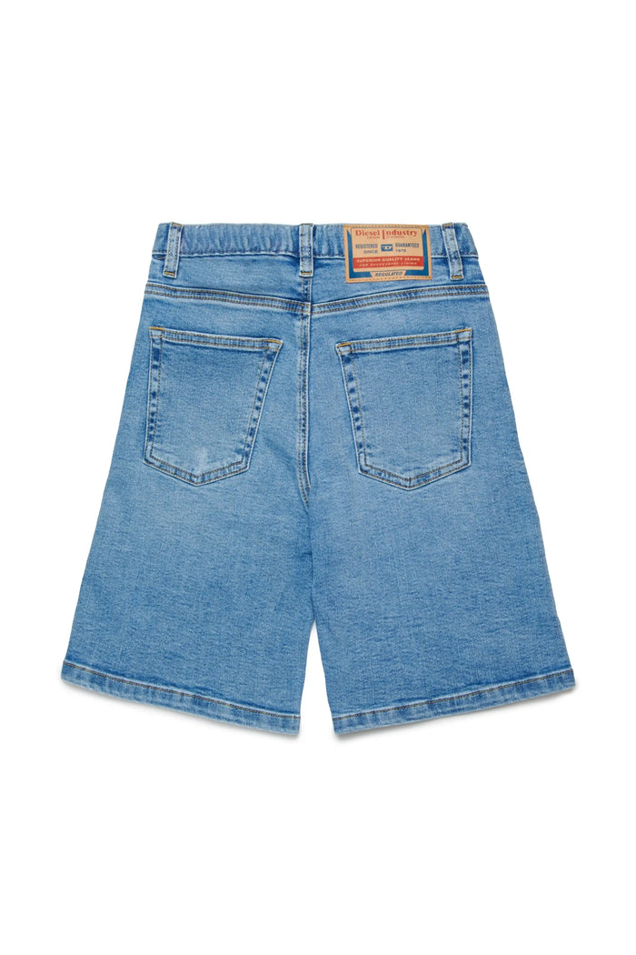 Denim shorts in treated stretch denim