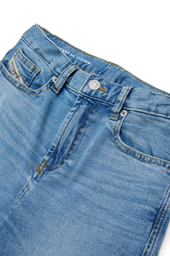 Denim shorts in treated stretch denim