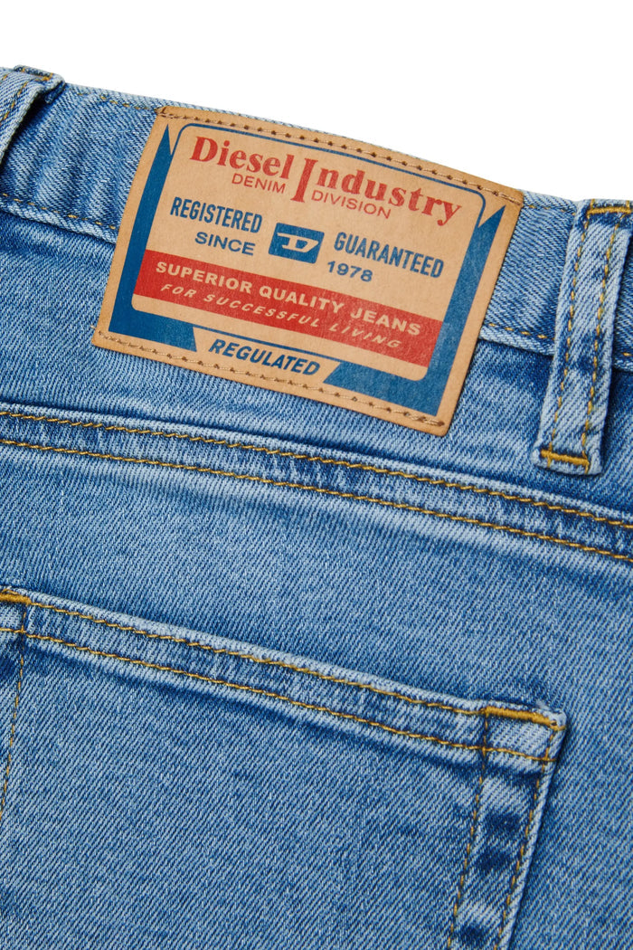Denim shorts in treated stretch denim