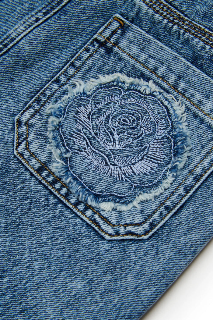 Frayed denim skirt with rose patch