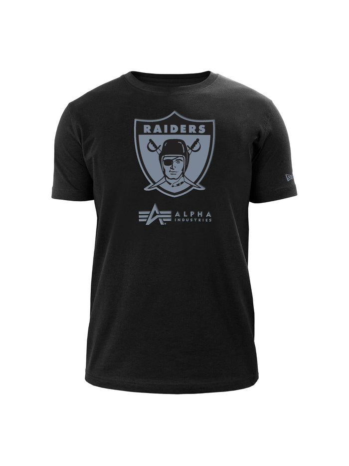 This black Las Vegas Raiders x Alpha x New Era Tee (Historic Logo) features the iconic Raiders logo and Alpha Industries branding on the front, channeling the timeless style of a classic MA-1 Bomber Jacket.