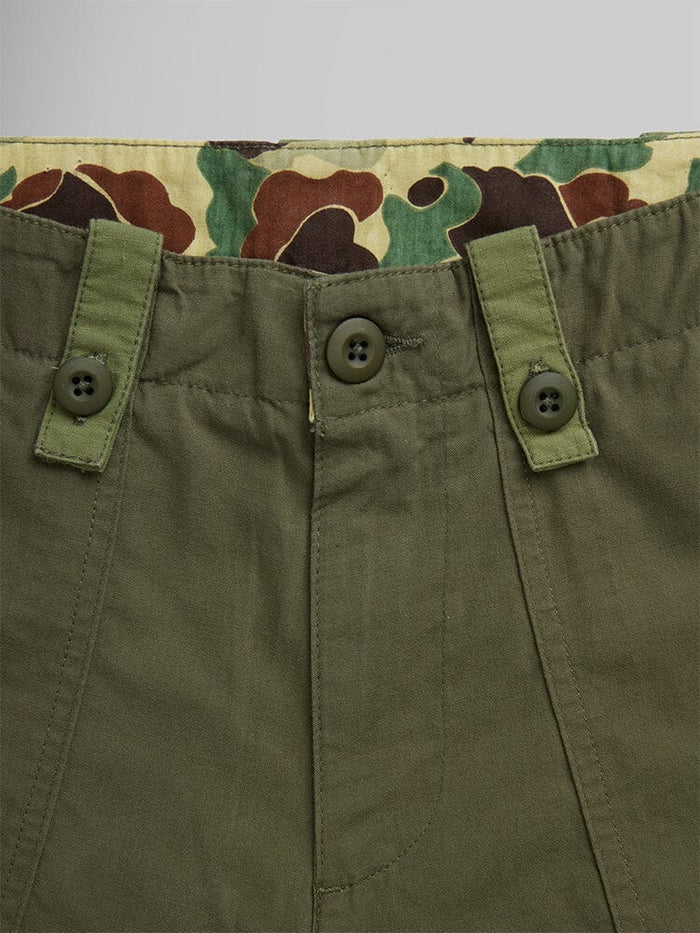 Alpha Industries Lightweight Trouser W, high-waisted, garment-washed cotton, two waistband buttons, camouflage-patterned lining.