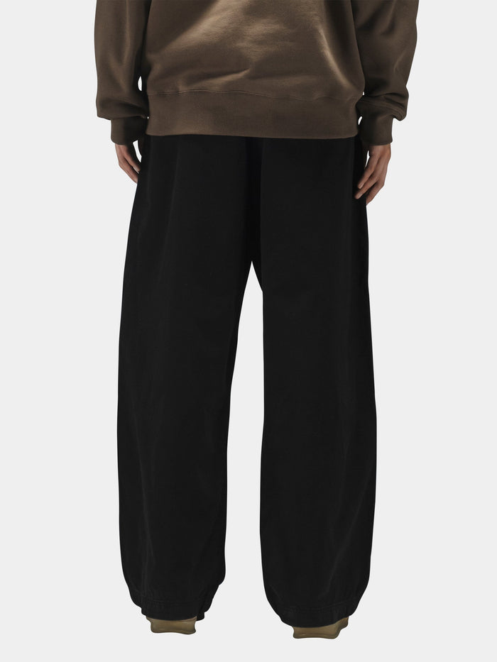 Alpha Industries Oversized Washed Pant with oversized fit, military-inspired details; brown 100% cotton sweatshirt.